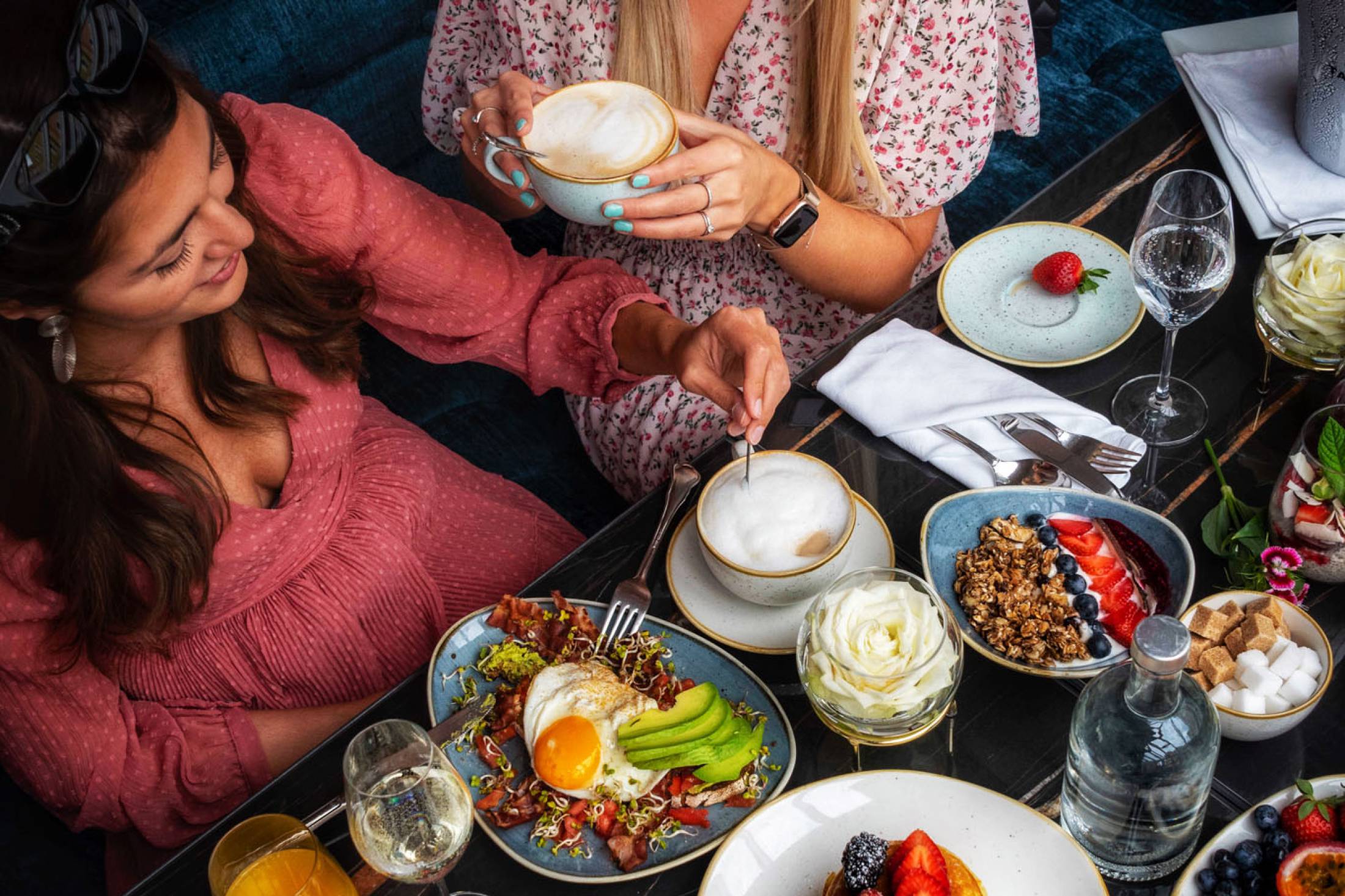 Freundinnen frühstücken gemeinsam 